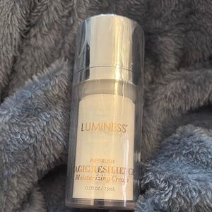 Luminess Airbrush Moisturizing Cream in Silver and White